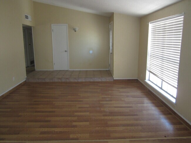 Building Photo - 6717 Southwind Dr