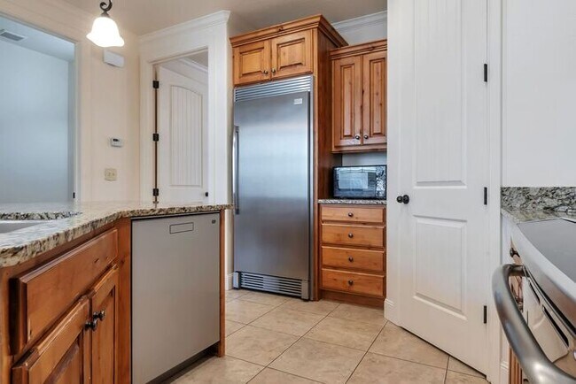 Building Photo - Beautiful Townhouse w attached 2 car garage in Orem