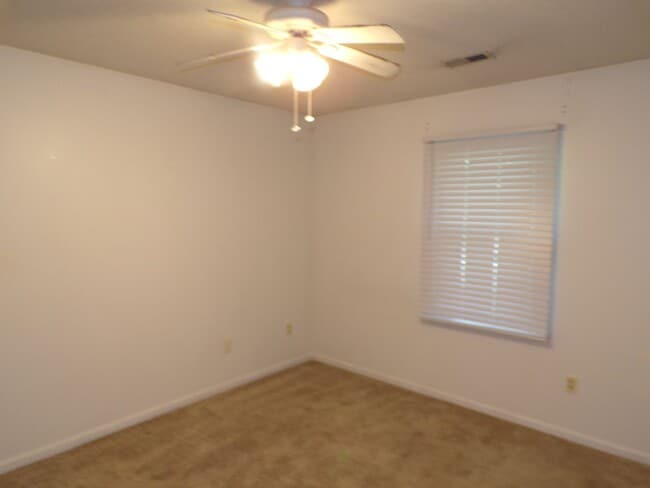 Building Photo - Nice 3 Bedroom 2 Bathroom House In South C...
