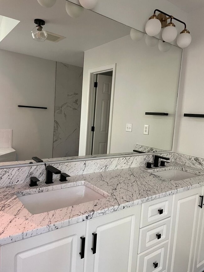 Building Photo - Spacious 2 Bedroom Luxury Condo with Pool Access – Wilmington, NC