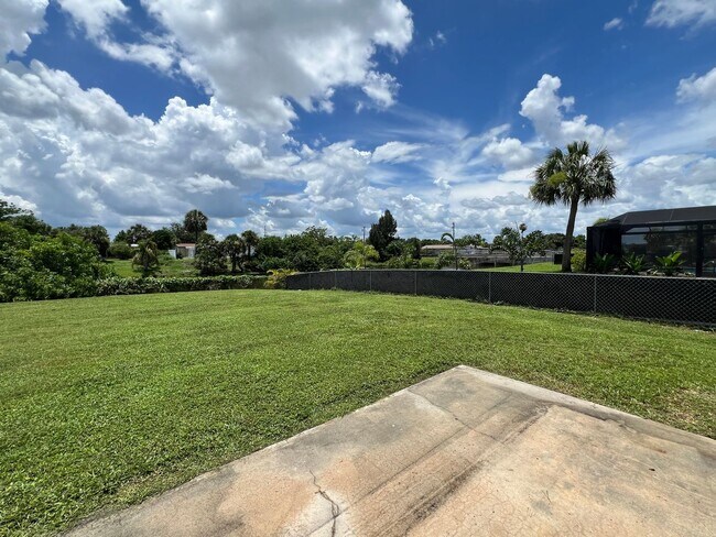 Building Photo - $1,825 ** AVAIL 6/7/25 ** 3 Bed / 2 Bath S...
