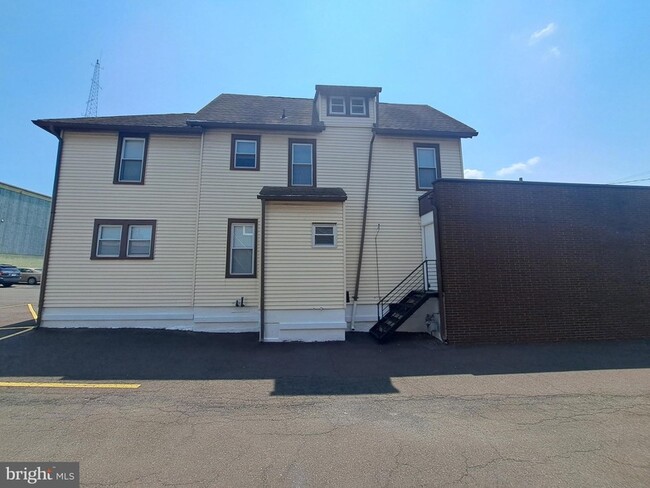 Building Photo - 129 Bellevue Ave