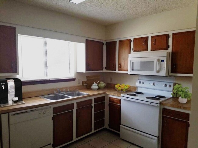 Building Photo - $1450 - 3/2/1 - MOVE IN SPECIAL  - Upstair...