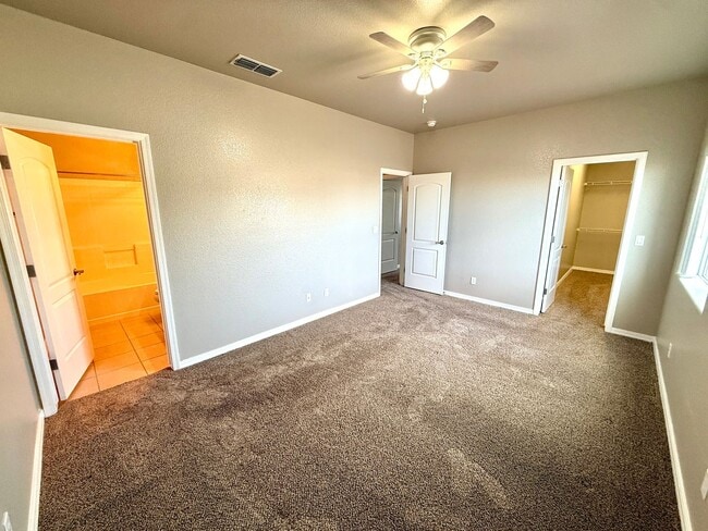 Building Photo - Great 3 Bedroom Duplex near the Kingman Hospital!