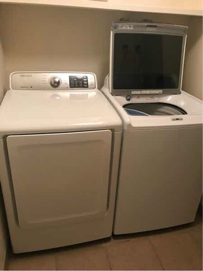 Building Photo - STUDENTS WELCOME! 3-Bed / 2-Bath Home 2 Miles from CSU