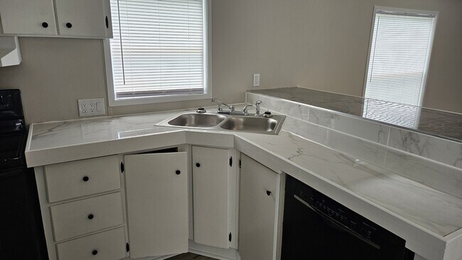 Building Photo - 610 E Branch Dr