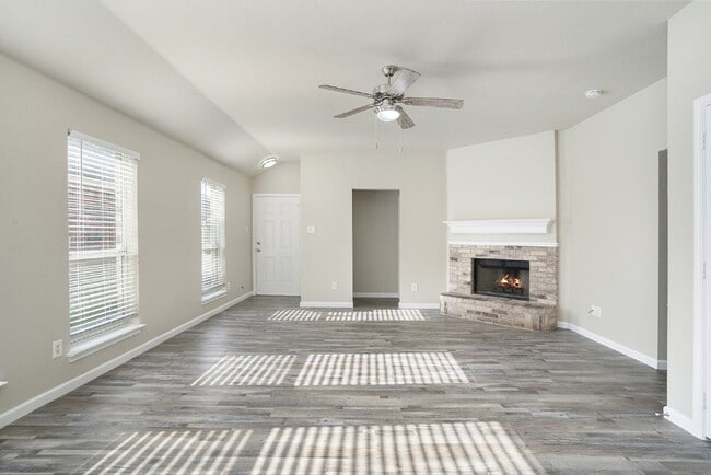 Building Photo - Great Location!