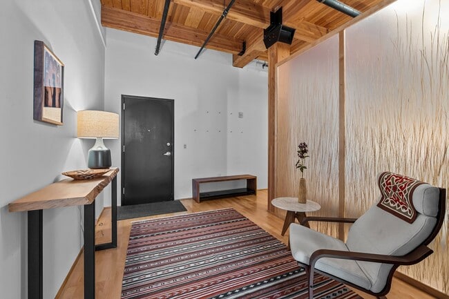Building Photo - Gorgeous One Bedroom Luxury Condo in Ballpark!