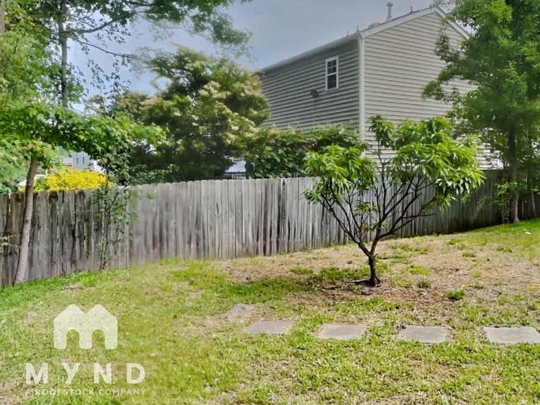 Building Photo - 217 Gladstone Dr