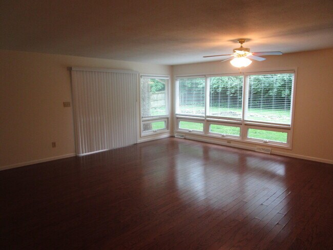 Building Photo - 305 Manor Dr
