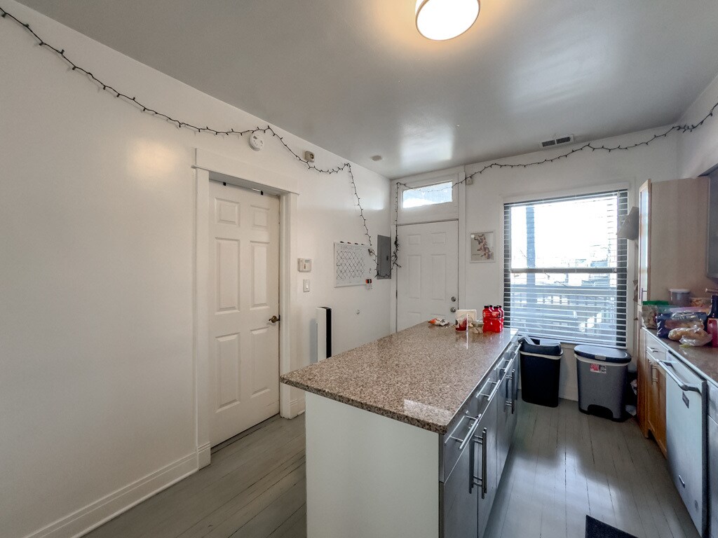 Building Photo - 3245 N Lakewood Ave