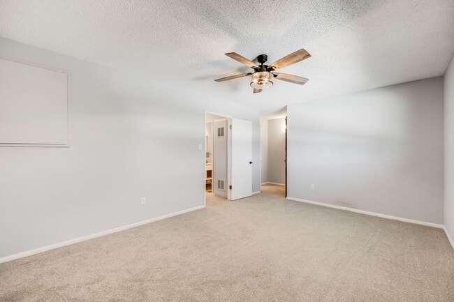 Building Photo - 2 Bedroom 2.5 Bath Townhome in Southeast D...
