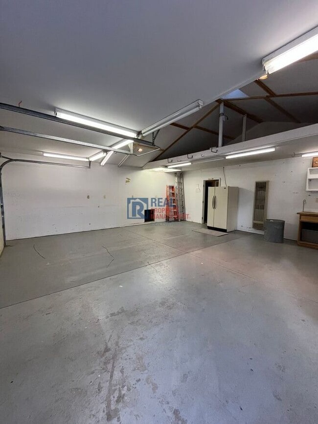 Building Photo - 865 Balsam St