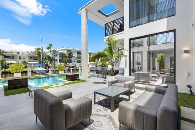 Building Photo - 1400 Bayview Dr