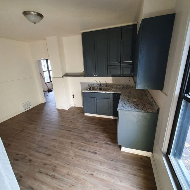 Building Photo - RENT SPECIAL