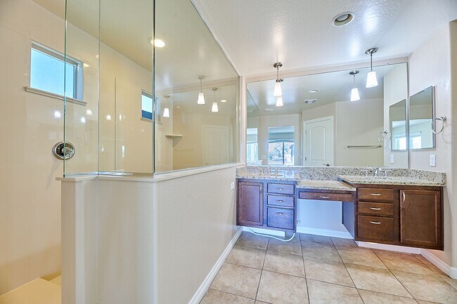 Building Photo - Lynx