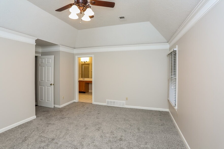 Building Photo - 8633 Meadow Green Dr