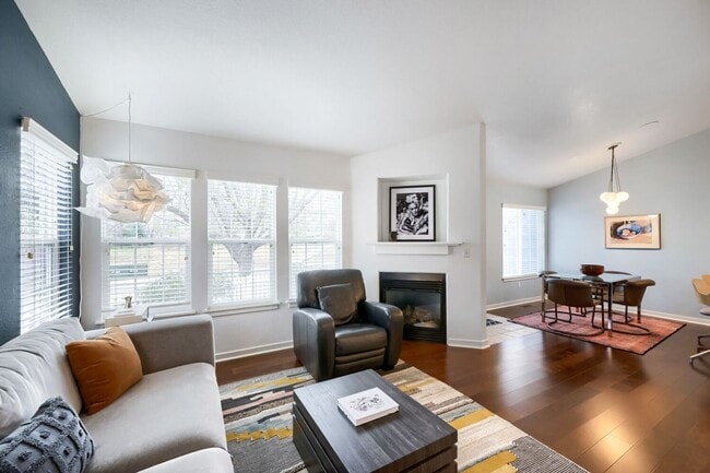 Building Photo - 2 BDR Gorgeous Updated Townhome with Huge Garden