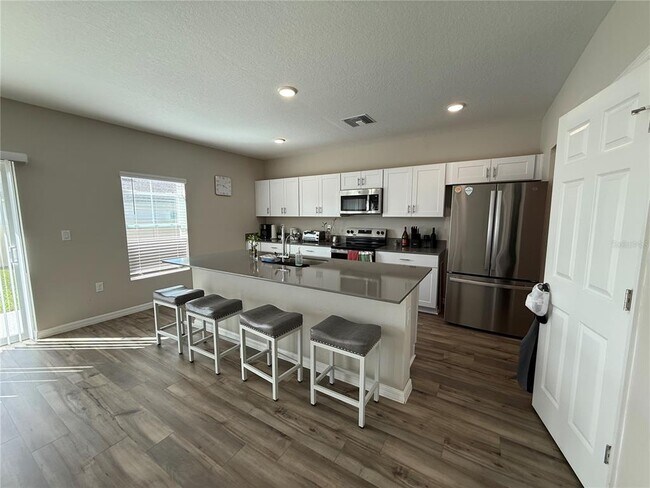 Building Photo - 3464 Dahlia Dr