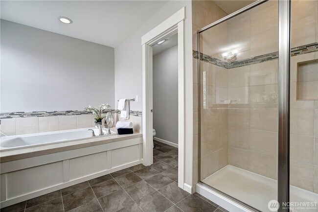 Building Photo - Stylish 5-Bed Home in Desirable Bothell ; ...