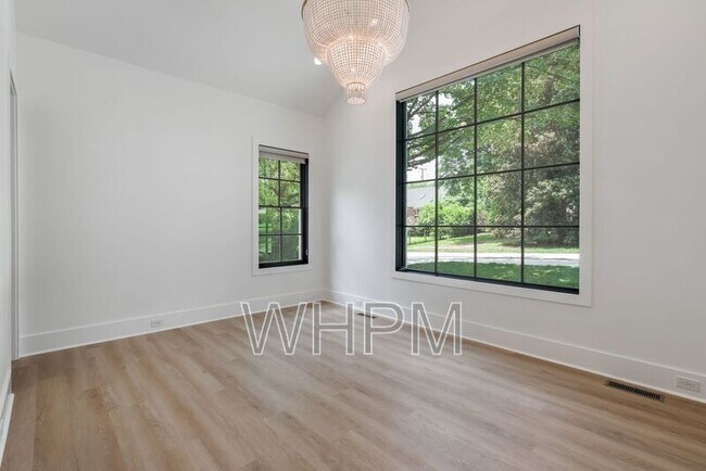 Building Photo - 541 Skyview Dr