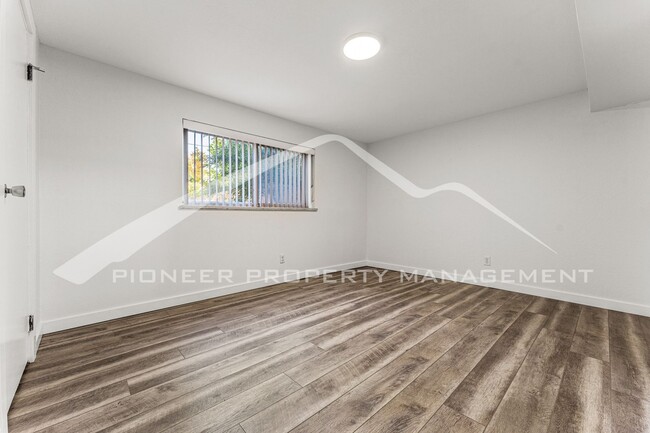 Building Photo - Spacious Home with Natural Light & Fenced ...