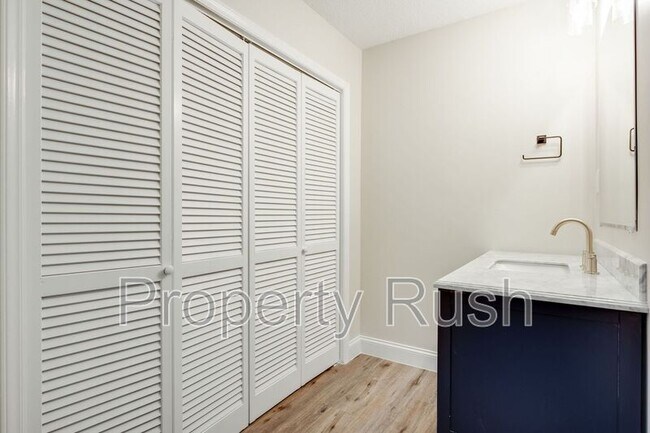 Building Photo - 2323 Green Forest Dr