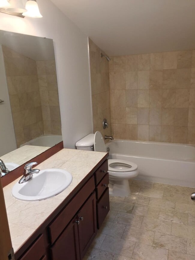 Building Photo - Beautiful 3 beds/ 2 bath townhome for rent !