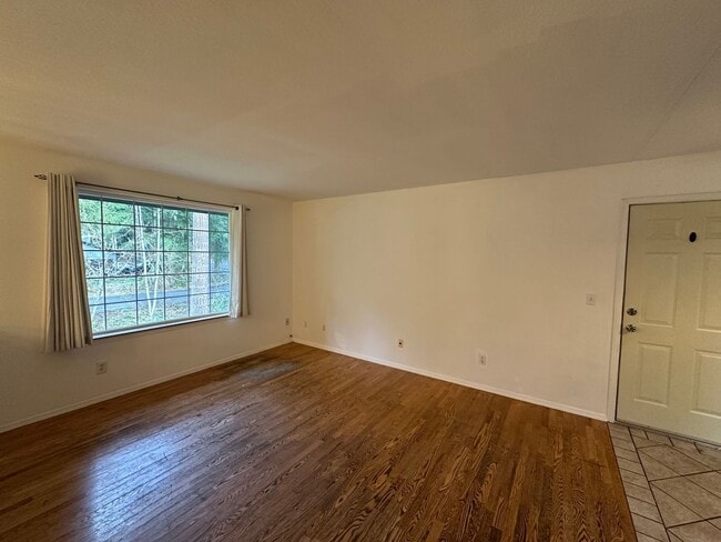 Building Photo - 3 BR Home in Clearwood