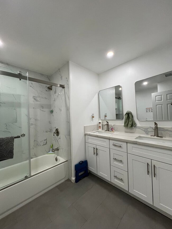 Building Photo - Beautiful 3 Bedroom 1 Bathroom House with Fenced and Landscaped Yard with All Utilities Included