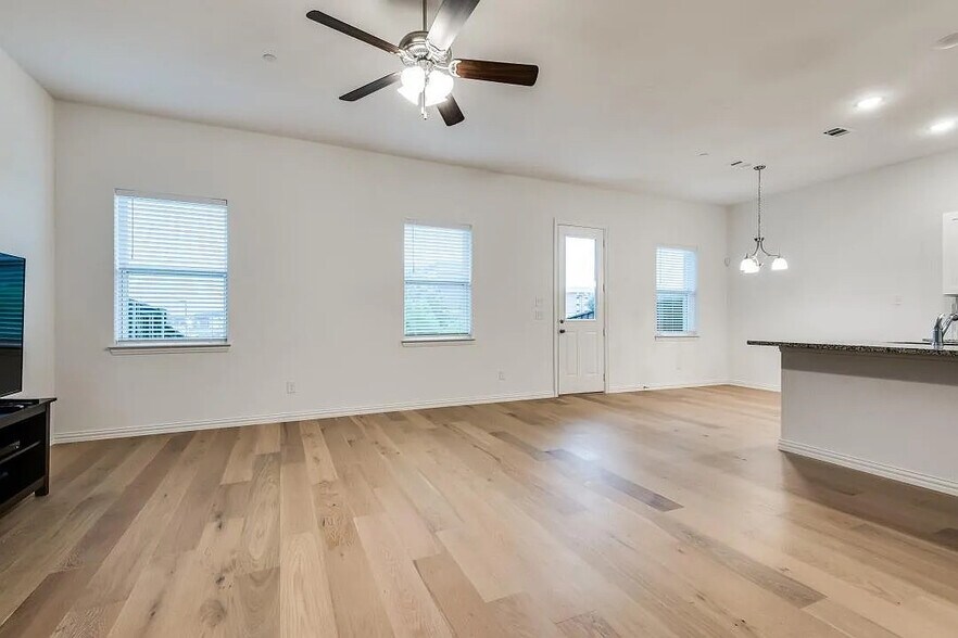 Building Photo - Room in Townhome on Bethlehem St