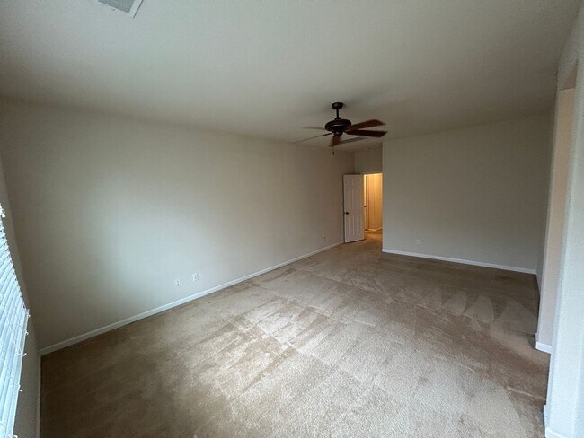 Building Photo - Desirable Location