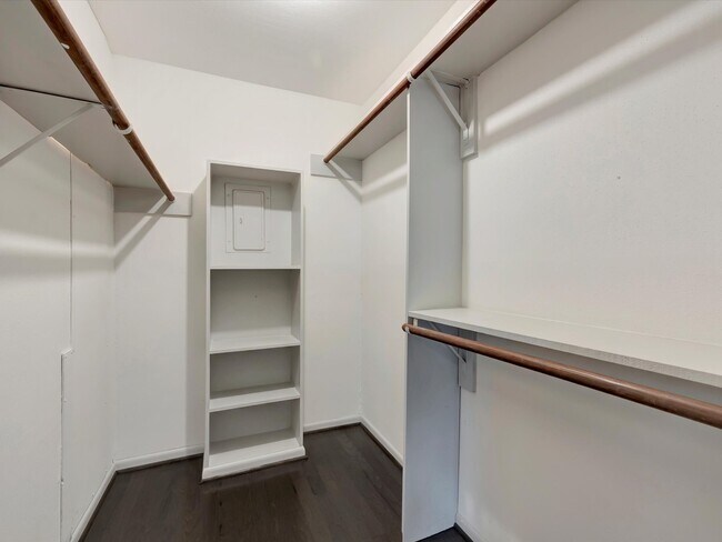 Building Photo - 1601 S Shepherd Dr