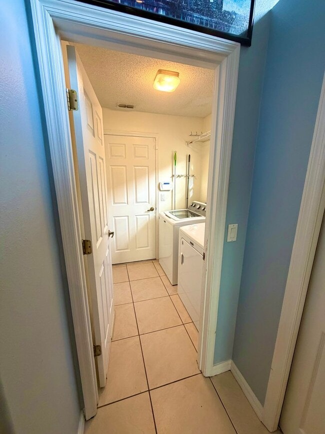 Building Photo - 2498 River Ridge Dr