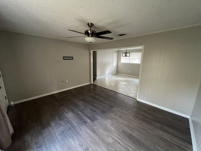 Building Photo - 3-Bedroom, 1.5-Bath Home in Baker  | Avail...