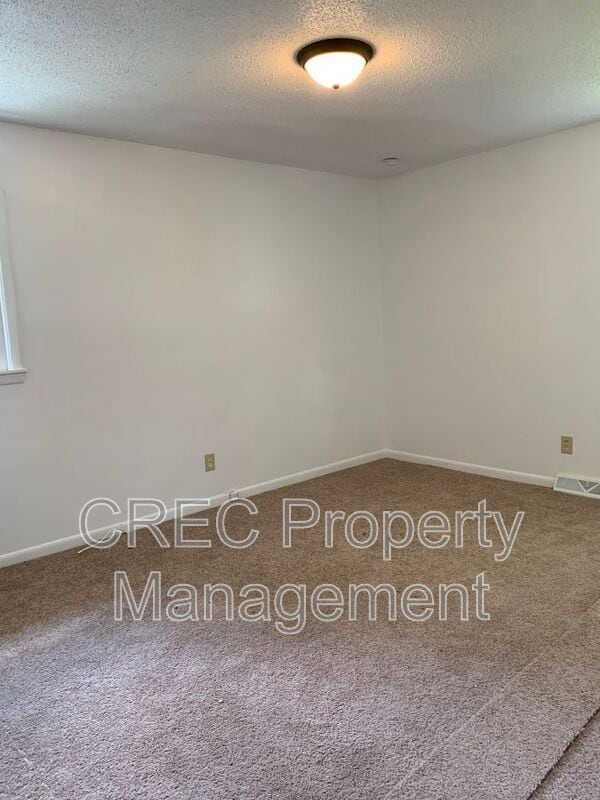 Building Photo - 205 Pinewood Dr