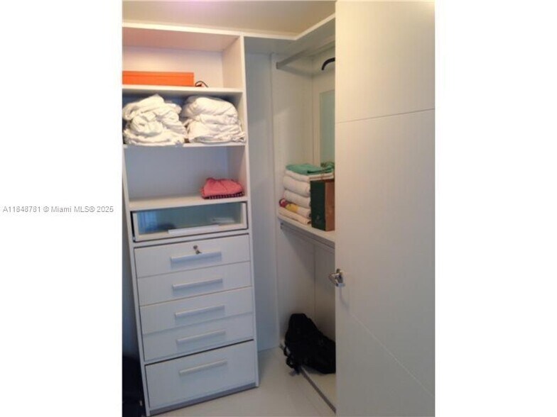 Building Photo - 485 Brickell Ave