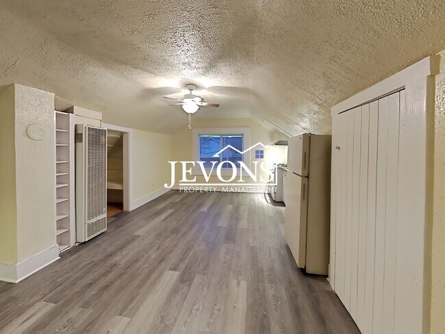 Building Photo - Make yourself at home in this apartment lo...