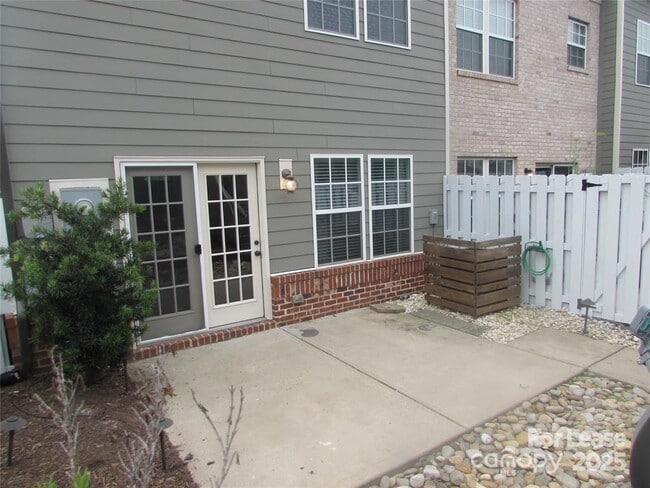 Building Photo - 1604 Lovers Lawn Trace