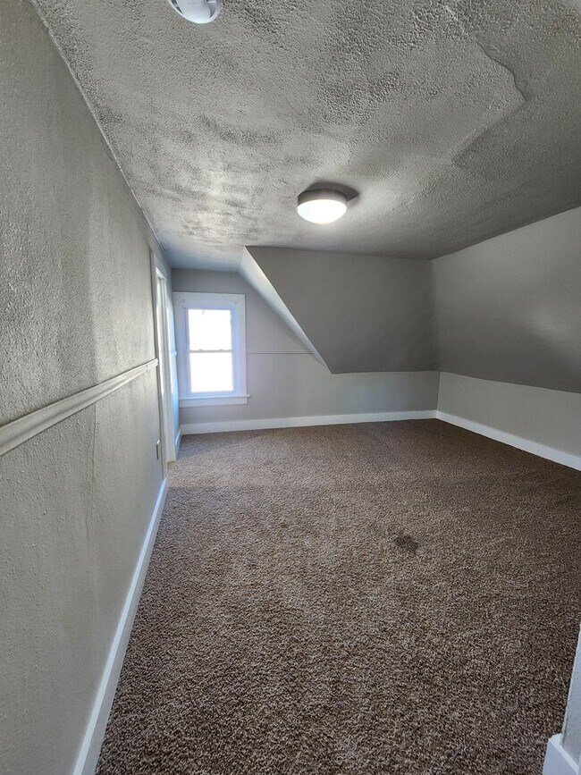 Building Photo - Spacious 3 Bedroom 1.5 Bathroom Home