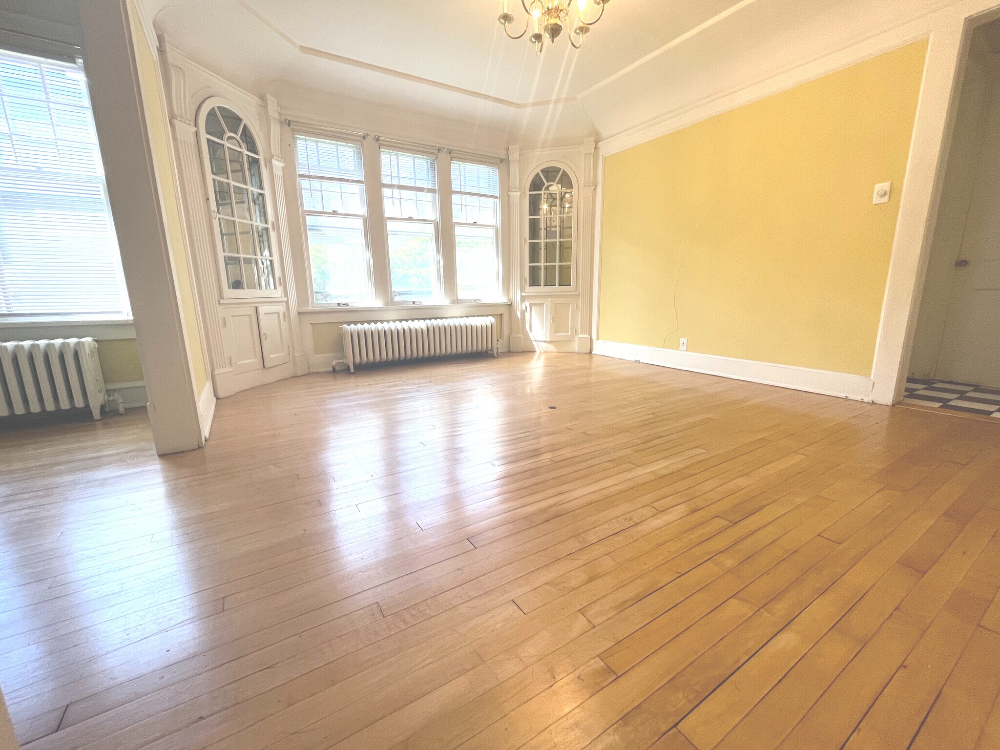 Building Photo - 2533 N Lake Dr