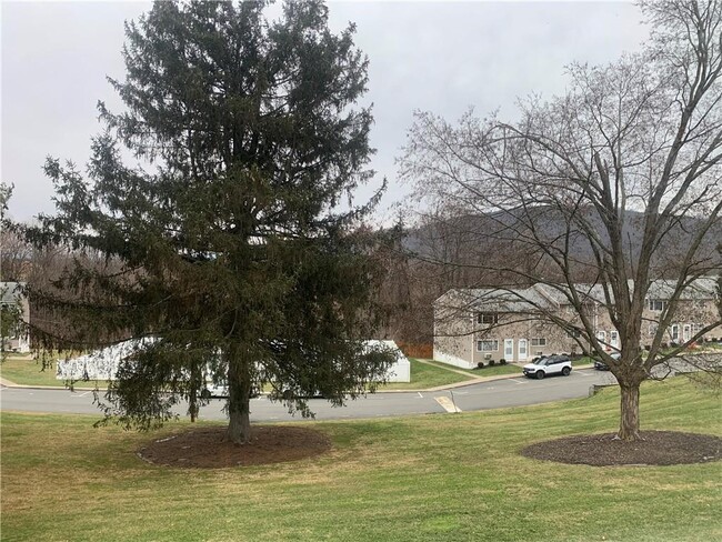 Building Photo - 11 Fishkill Glen Dr