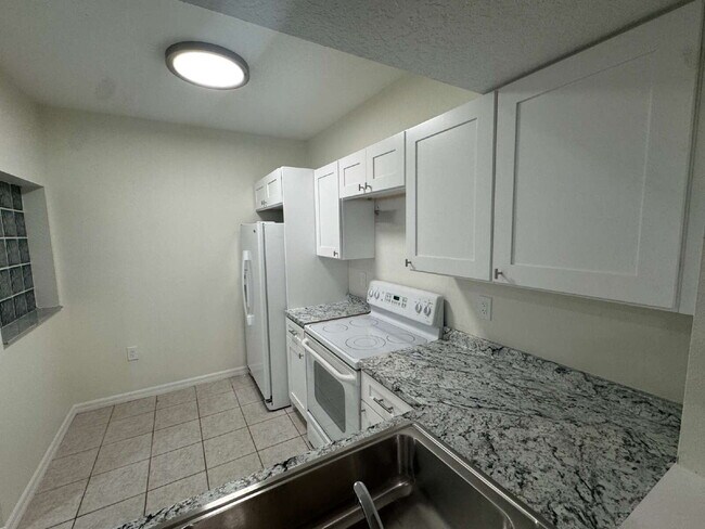 Building Photo - "Charming 3-Bed, 2-Bath Gem in Riverview –...