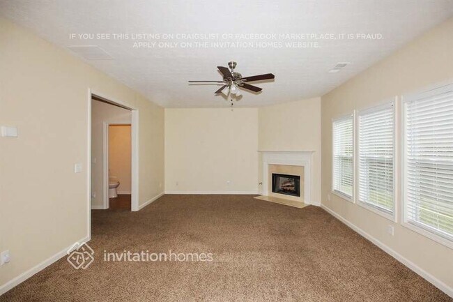 Building Photo - 2245 Village Green Dr