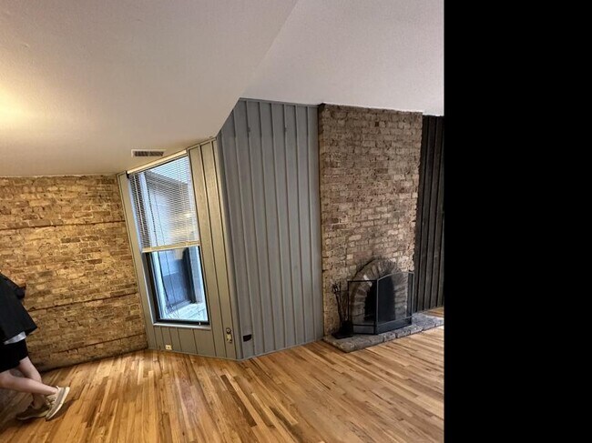 Primary Photo - 2 bedroom in Chicago IL 60657