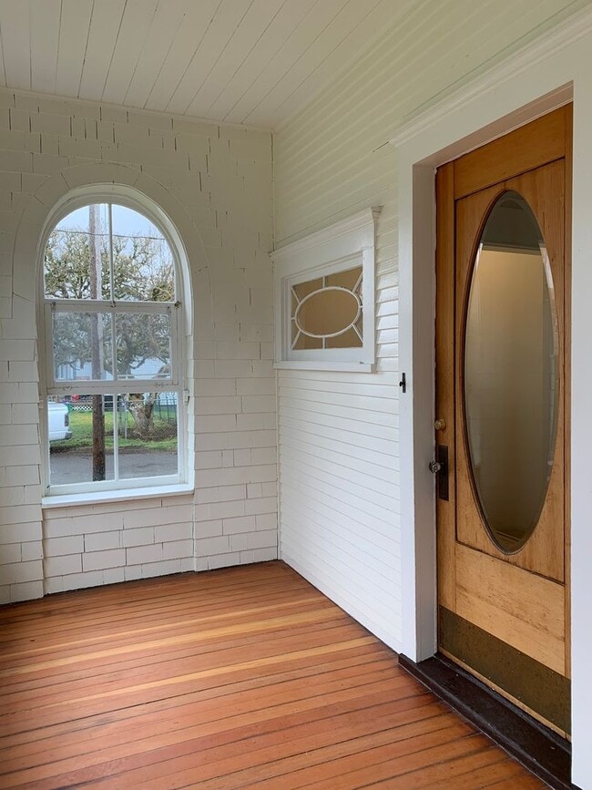 Building Photo - Stately Beauty with 3BR 1.5BA
