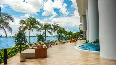 Building Photo - 700 NE 24th St