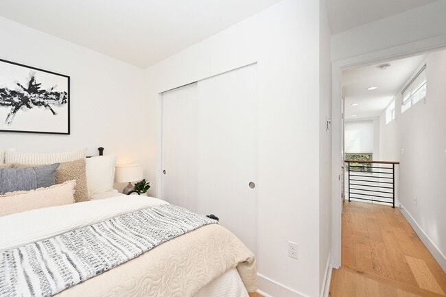 Building Photo - Modern 2BR End-Unit Townhome with Two Rooftop Decks