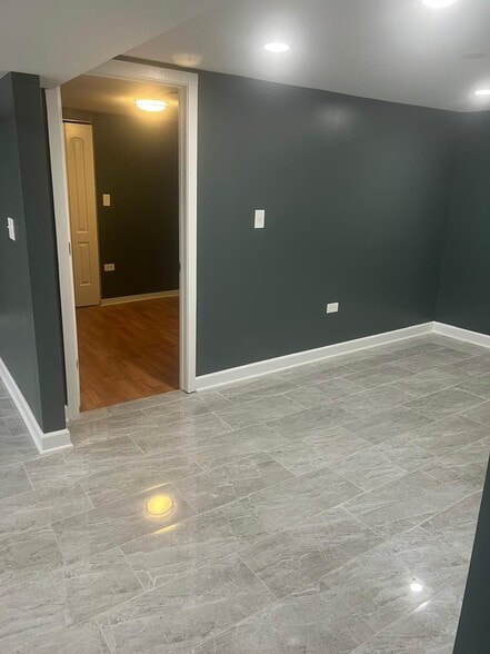 Building Photo - 6164 N Hamilton Ave