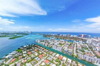 Building Photo - 10101 W Bay Harbor Dr